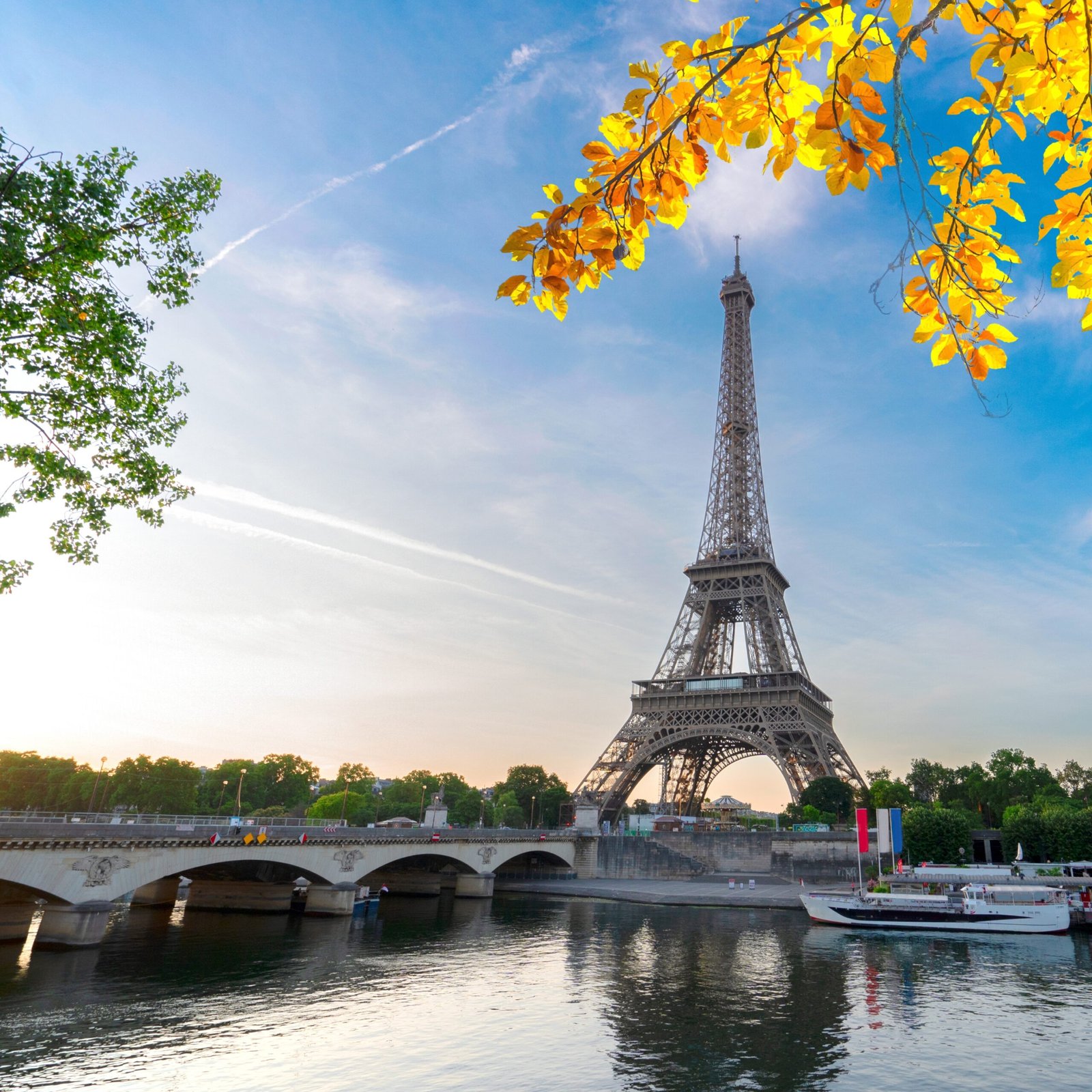 A view of the Efiffel tower from the Seine river.